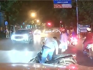 CLIP HOT NGÀY 25/7: Ôtô gây tai nạn thương tâm cho xe máy, sư tử ác chiến đáng sợ