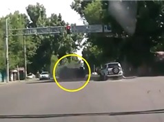Clip: Xe hơi lăn lộn sau khi va chạm trên đường