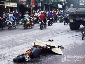 Clip: Va chạm với xe ben, nữ sinh tử vong tại chỗ ở Nghệ An
