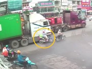 Clip: Vượt ẩu, xe container suýt gây tai nạn thương tâm cho xe máy