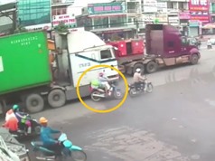 Clip: Vượt ẩu, xe container suýt gây tai nạn thương tâm cho xe máy
