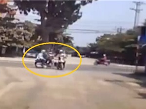 Clip: Vượt đèn đỏ, xe máy “nhận quả đắng” tại Bình Dương