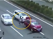 Clip: Gia đình suýt tử nạn khi “lang thang” trên đường cao tốc sau tai nạn 