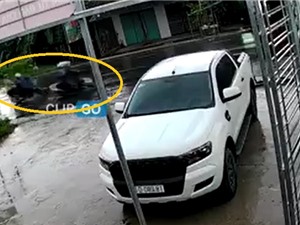 Clip: Vượt ẩu dưới trời mưa, xe máy gây tai nạn ngã “sấp mặt” 