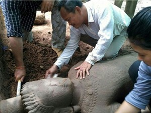 Tìm thấy một pho tượng cổ hàng trăm năm tuổi tại Angkor