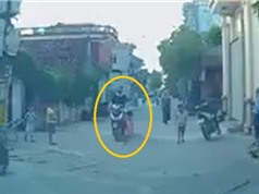 Clip: Lao sang đường, em bé bị xe máy tông