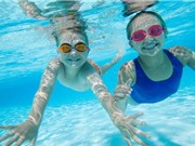 Những nguy cơ đáng sợ mà bố mẹ cần tránh khi cho trẻ học bơi