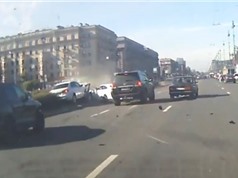 Clip: Jaguar XKR gây tai nạn kinh hoàng vì chạy đua trên đường