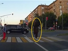 Clip: Vượt đèn đỏ, Biker tông mạnh vào SUV tử vong tại chỗ