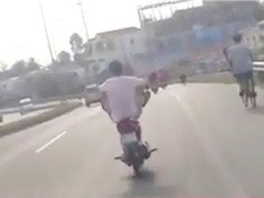 Clip: Thanh niên dùng chân điều khiển xe máy trên Quốc lộ 1A