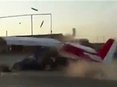 Clip: Máy bay đâm nát ôtô khi đang cất cánh