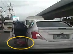 Clip: “Thót tim” cảnh đứa bé rơi từ ôtô xuống đường thoát nạn nhờ cú co chân