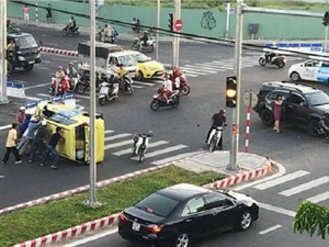Clip: Toyota Fortuner tông Taxi nát bét tại Đà Nẵng 