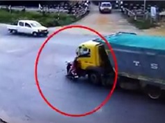 Clip: Xe máy bị xe ben tông văng ra đường, 1 người tử vong tại chỗ