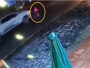 Clip: Chạy sang đường “hồn nhiên”, bé trai bị xe bán tải tông văng ra đường