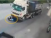 Clip: Dừng xe máy trước đầu xe container, người đàn ông bị kéo lê một đoạn đường dài