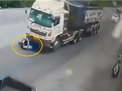 Clip: Dừng xe máy trước đầu xe container, người đàn ông bị kéo lê một đoạn đường dài