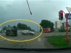 Clip: Vượt đèn đỏ, xe tăng tông trúng Kia Cee’d rồi bỏ đi ở Nga