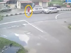 Clip: Cô gái bình thản qua đường, gây tai nạn liên hoàn
