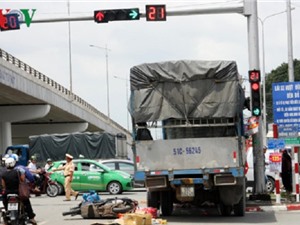 Clip: Xe tải tông thẳng vào 2 xe máy đang chờ đèn đỏ tại Đồng Nai