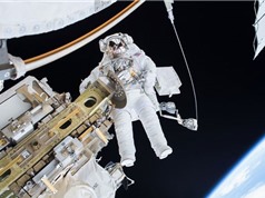 Hai nhà du hành vũ trụ đi bộ 7 giờ rưỡi trong không gian