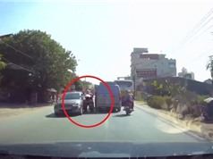Clip: Vượt ẩu, người phụ nữ thoát chết thần kỳ giữa 2 ôtô