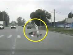 Clip: Đang qua đường, người phụ nữ bị môtô tông cực mạnh