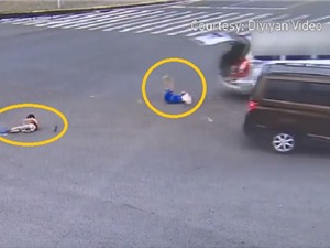 Clip: Hai em bé ngã văng ra khỏi ôtô sau tai nạn