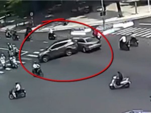 Clip: SUV tông vào dải phân cách, lùi xe gây tai nạn rồi bỏ chạy tại Đà Nẵng