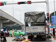 Xe tải tông 2 xe máy chờ đèn đỏ ở Đồng Nai, phẫn nộ cảnh đạp vào mặt phụ nữ sau tai nạn