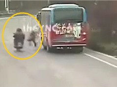 Clip: Qua đường không quan sát, người phụ nữ bị xe máy tông bất tỉnh