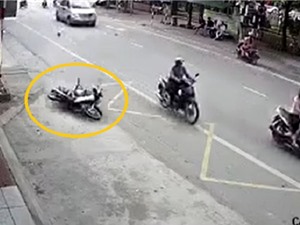 Clip: Xe máy tông ôtô, nam thanh niên trượt dài tại Quảng Ninh