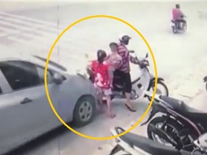 Clip: Ôtô tông 3 mẹ con đang ngồi trên xe máy