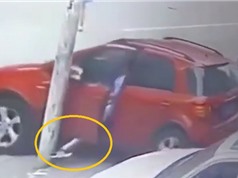 Clip: Người phụ nữ bị thương nặng vì dùng chân cản ôtô bị trôi