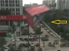 Clip: Cột biển quảng cáo khổng lồ đổ đè nát hàng loạt ôtô