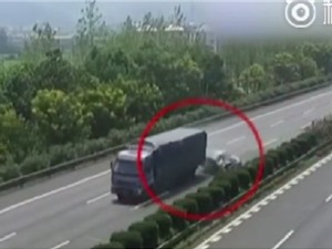 Clip: Xe container phanh “cháy lốp” tránh bé gái rơi khỏi ôtô