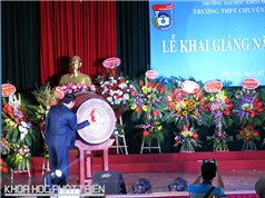 Phó Thủ tướng Vương Đình Huệ trao thưởng cho 5 học sinh xuất sắc