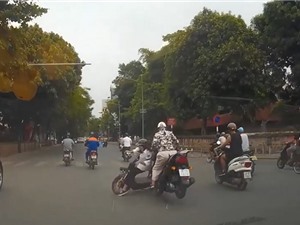 Clip: Vượt đèn đỏ, xe đạp điện bị xe máy tông tại Hà Nội