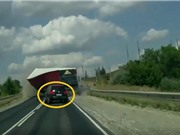 Clip: Xe container lật giữa đường, ôtô thoát nạn khó tin