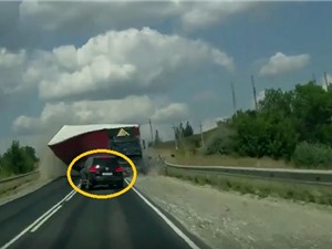 Clip: Xe container lật giữa đường, ôtô thoát nạn khó tin
