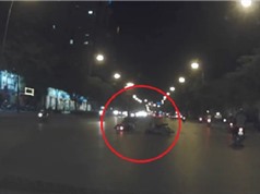 Clip: Hai thanh niên chạy xe tốc độ cao gây tai nạn tại Hà Nội