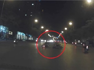 Clip: Hai thanh niên chạy xe tốc độ cao gây tai nạn tại Hà Nội
