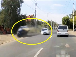 Clip: Va chạm với xe Mercedes, ôtô lăn lộn trên đường