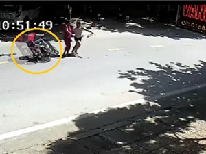 Clip: Xe máy tông gãy chân người qua đường tại Hà Giang 