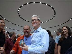 Tim Cook nói gì khi iPhone X bị chê quá đắt?