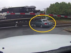 Clip: Kẹt giữa đường ray, ôtô bị tàu hỏa cuốn văng