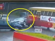 Clip: Xe Mercedes-Benz bị xe buýt tông nát phần đuôi