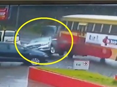 Clip: Xe Mercedes-Benz bị xe buýt tông nát phần đuôi