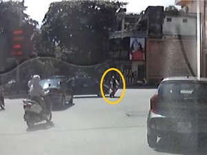 Clip: Bị khuất tầm nhìn, ôtô tông xe đạp điện tại Hà Giang