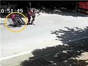 Xe máy tông gãy chân người qua đường, người đàn ông suýt bị cuốn vào gầm Taxi